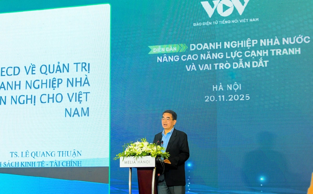 Ông Lê Quang Thuận, Trưởng Ban Phát triển doanh nghiệp và Môi trường kinh doanh, Viện Chiến lược và Chính sách Kinh tế - Tài chính (Bộ Tài chính) tham luận về nội dung: "Khuyến nghị của OECD về quản trị công ty trong DNNN và khuyến nghị cho Việt Nam".