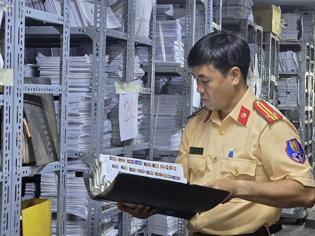 Cán bộ Đội Sát hạch, cấp đổi GPLX thuộc Phòng Cảnh sát giao thông, Công an TP. HCM tra cứu, xác minh các trường hợp GPLX không có dữ liệu trên hệ thống.