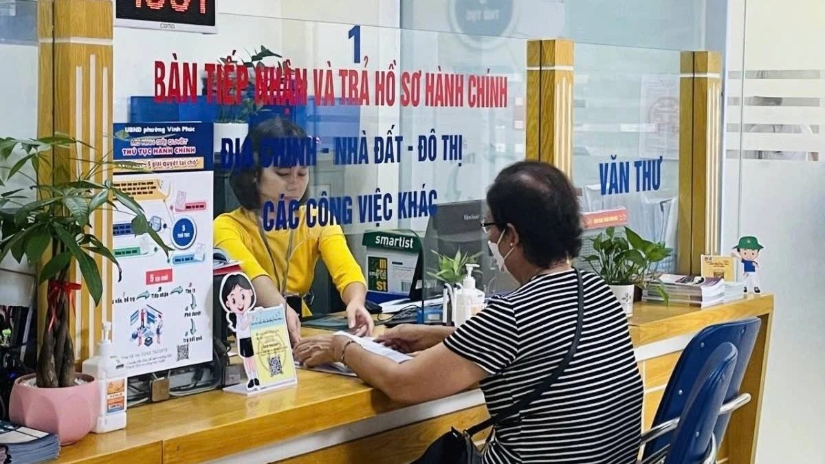 Người dân làm thủ tục hành chính tại bộ phận Một cửa. Ảnh minh họa