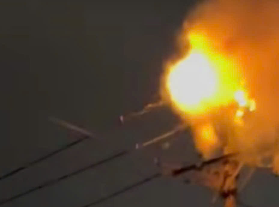 Trụ điện bị cháy làm cháy lan ra nhiều nhà dân