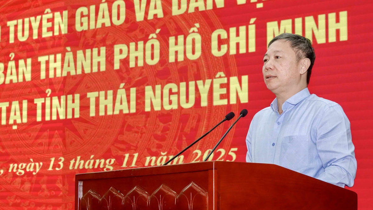 Ông Dương Anh Đức, Trưởng Ban Tuyên giáo và Dân vận Thành ủy TP.HCM sẻ chia khó khăn với người dân Thái Nguyên sau bão lịch sử, bày tỏ sự chia sẻ với những khó khăn mà bà con Thái Nguyên đã trải qua trong thời gian bão lũ.
 