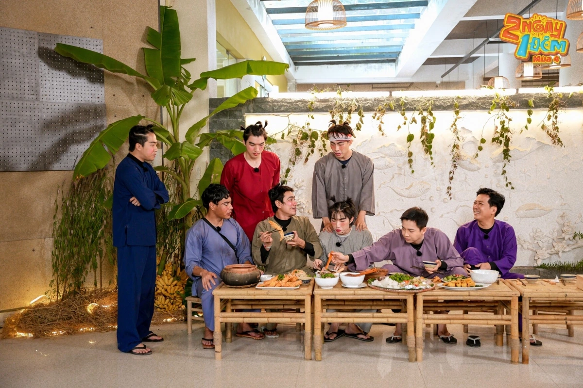 Các thành viên trải qua thử thách nấu cháo bằng bếp củi (Ảnh: BTC)