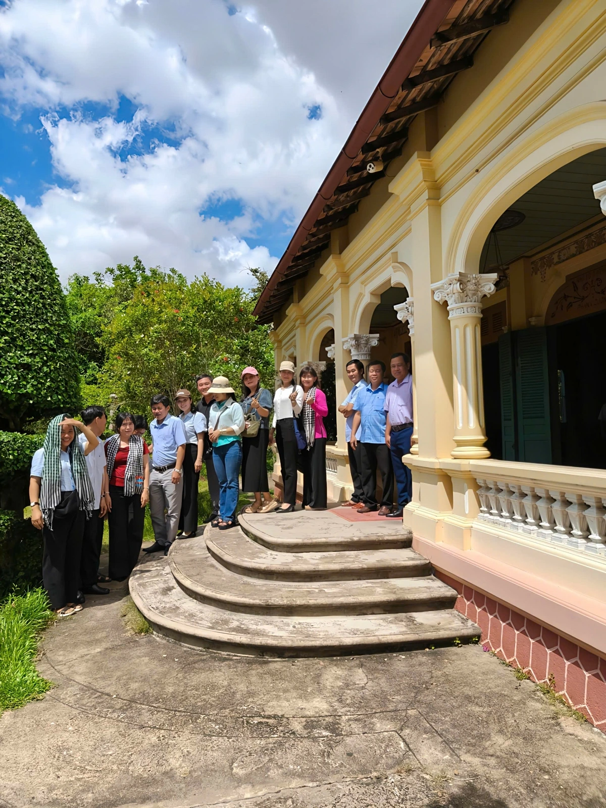 Du khách tham quan nhà cổ Ba Đức có tuổi thọ hơn 150 năm tuổi