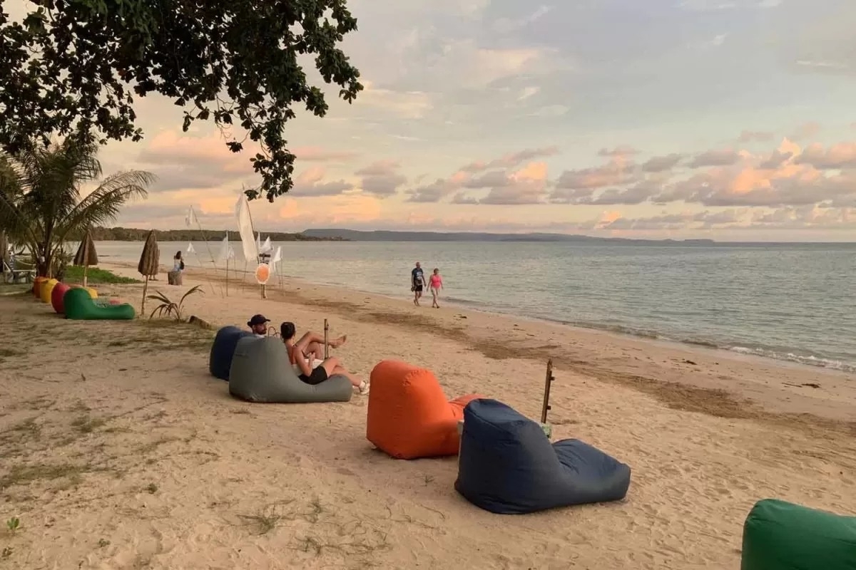 Khách du lịch tại bãi biển trên đảo Koh Mak, Trat, Thái Lan hồi tháng 10/2025. Nguồn: Bangkok Post