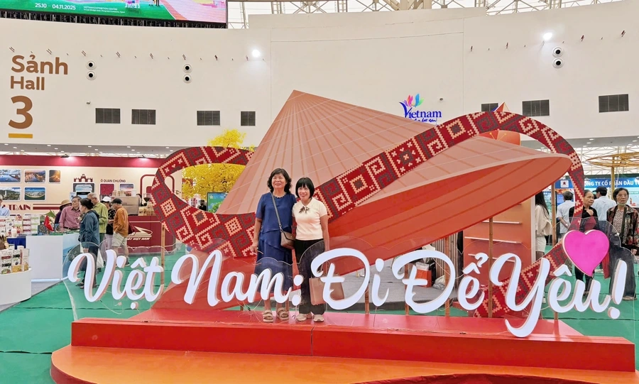 Khách tham quan hào hứng "check-in" tại không gian du lịch do Cục Du lịch Quốc gia Việt Nam tổ chức. Nguồn: TITC