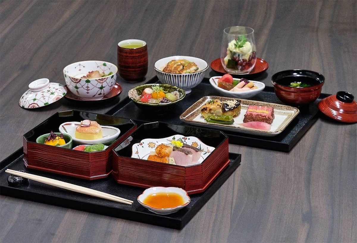 Hành khách trên khoang hạng nhất và hạng phòng suite của Singapore Airlines sẽ được thưởng thức món Kyo-kaiseki tinh tế của đầu bếp nổi tiếng Yoshihiro Murata đến từ Kyoto.