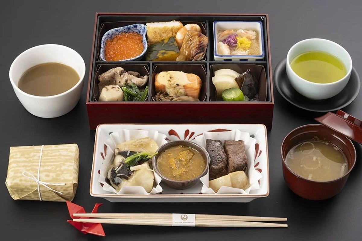 Các bữa ăn trên chuyến bay dành cho hành khách hạng thương gia của Japan Airlines được chuẩn bị bởi 12 chuyên gia ẩm thực tại Nhật Bản.