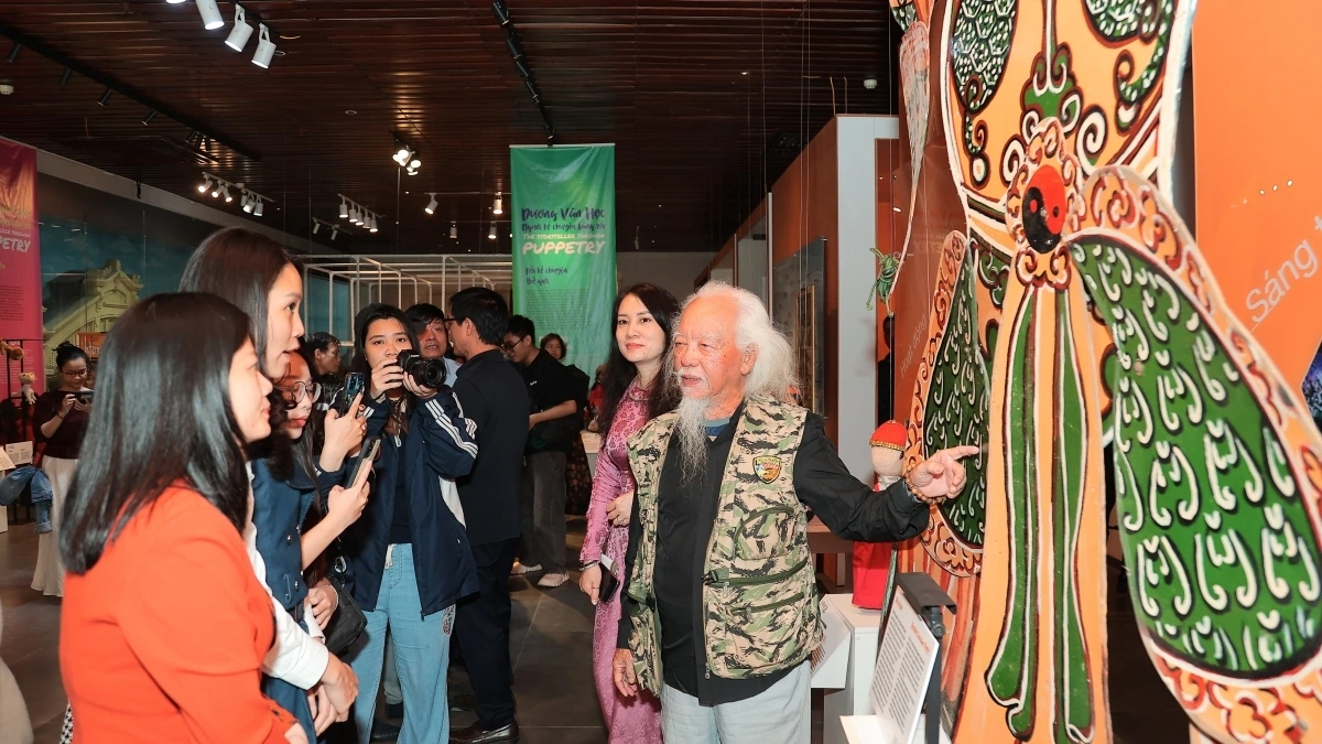 Nghệ sĩ Dương Văn Học giới thiệu với khách tham quan về rối. Ảnh: Bảo tàng Hà Nội