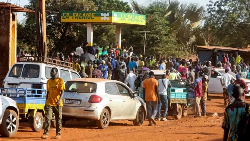 Cuộc biểu tình tại 1 trạm xăng ở Mali phản đối tình trạng thiếu nhiên liệu - Ảnh: Le Monde