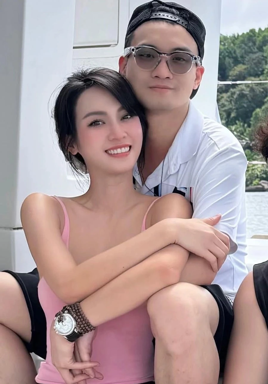 Thiếu gia Đức Phạm gây chú ý khi đăng ảnh ôm ấp á hậu Vũ Thúy Quỳnh trong lòng và viết 'Yêu em' trên trang cá nhân. Đây là lần đầu chồng cũ Diệp Lâm Anh công khai mối quan hệ mới, sau hơn hai năm ly hôn nữ diễn viên.