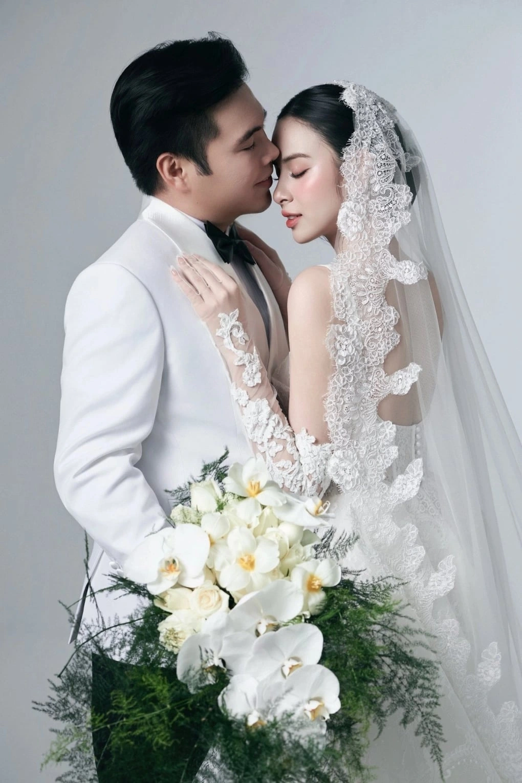 Người mẫu Hương Liên và ông xã tổ chức lễ rước dâu theo phong cách truyền thống tại Hà Nội, chiều 11/11. Hương Liên cho biết buổi lễ diễn ra vào buổi chiều, thay vì sáng sớm như thường lệ, để phù hợp với mong muốn của hai gia đình.