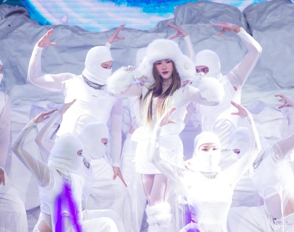 Ca sĩ Bảo Thy được khán giả khen trẻ đẹp, sáng sân khấu khi tái xuất trong tiết mục 'Makeup' tại live stage 3 Anh trai say hi tối 1/11, sau 5 năm ở ẩn.