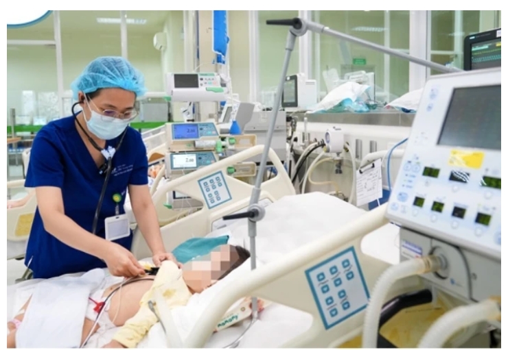 ThS.BS Trần Thị Mỹ Hạnh – Khoa Điều trị tích cực Nội khoa thăm khám cho bệnh nhi.