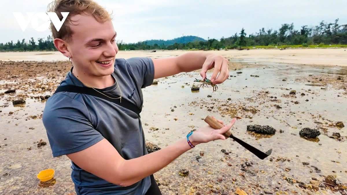 Experiencing life with islanders is a tourism product designed to introduce international visitors to local culture and promote environmental conservation. Alongside key offerings such as marine ecotourism and community-based tourism, these experiences form part of the initiatives to develop the tourism industry in the Co To Special Zone by 2030.