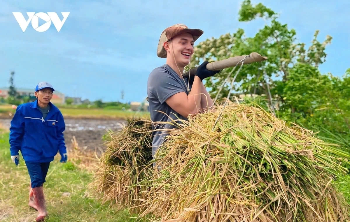 The community-based tourism model helps tourists discover Vietnamese culture in rural areas.