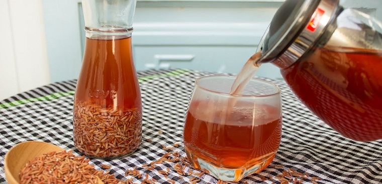 Uống nước gạo lứt rang mỗi ngày một cách khoa học sẽ giúp bạn duy trì sức khỏe dẻo dai, làn da tươi trẻ và cơ thể cân đối