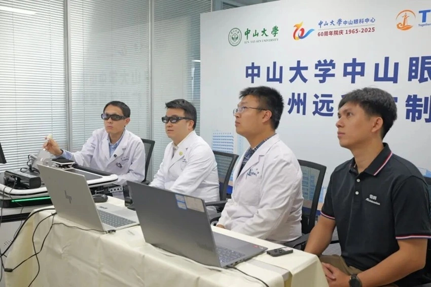 Giáo sư Lâm Hạo Thiên cùng nhóm nghiên cứu tiến hành gỡ lỗi robot phẩu thuật. Ảnh: Stdaily