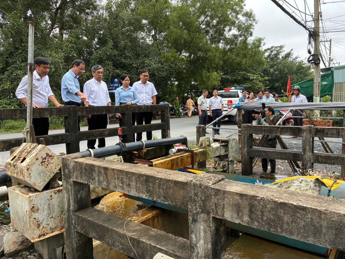 Phó Bí thư Thành ủy, Chủ tịch Ủy ban Mặt trận Tổ quốc Việt Nam TP.HCM Nguyễn Phước Lộc thị sát công tác khắc phục ngập úng do triều cường tại xã Bình Lợi. (Ảnh: T.H)