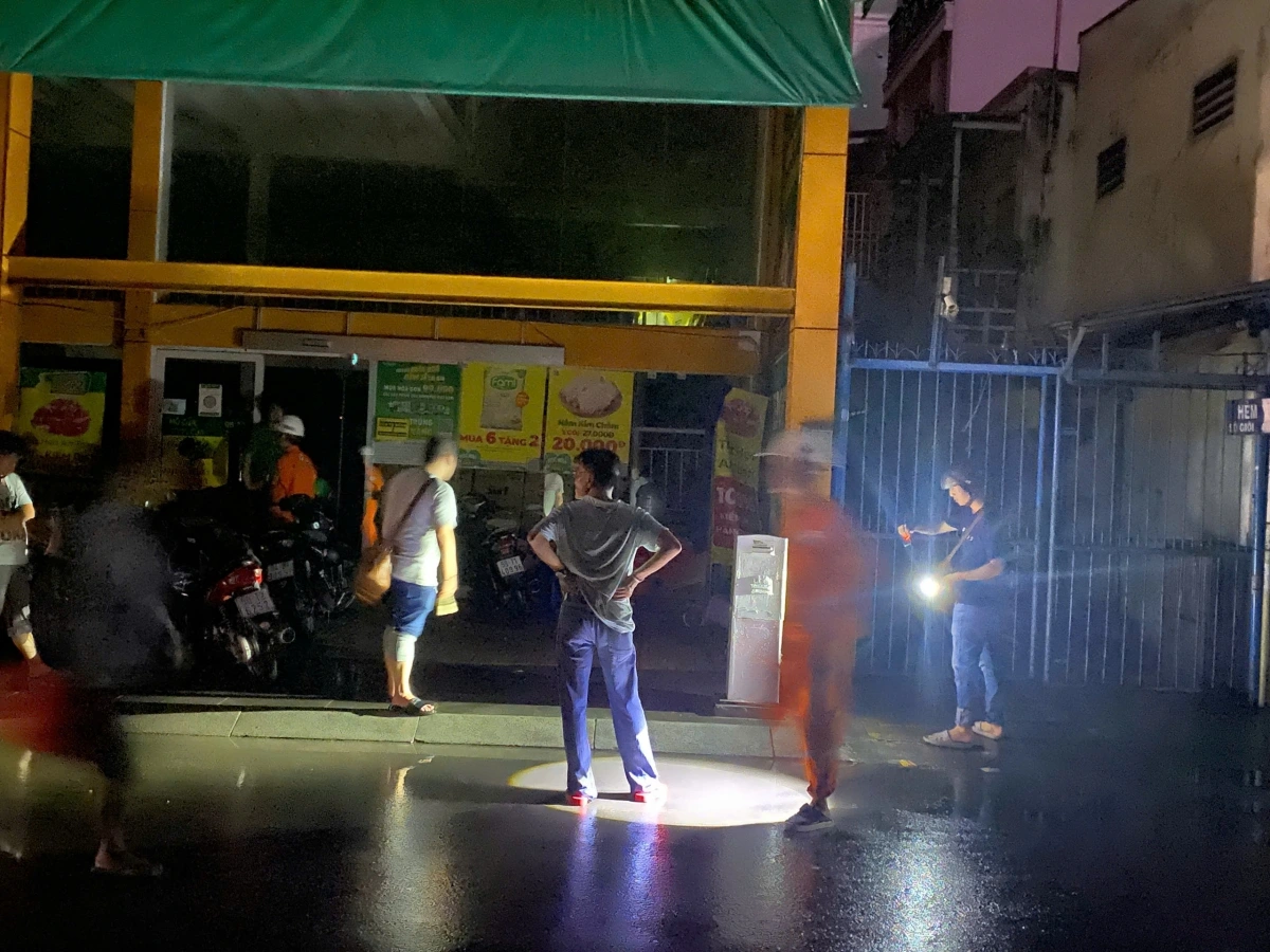 Hiện trường nam thanh niên nghi bị điện giật tử vong khi đi bộ trên đường Đề Thám bị ngập nước. (Ảnh: A.V)