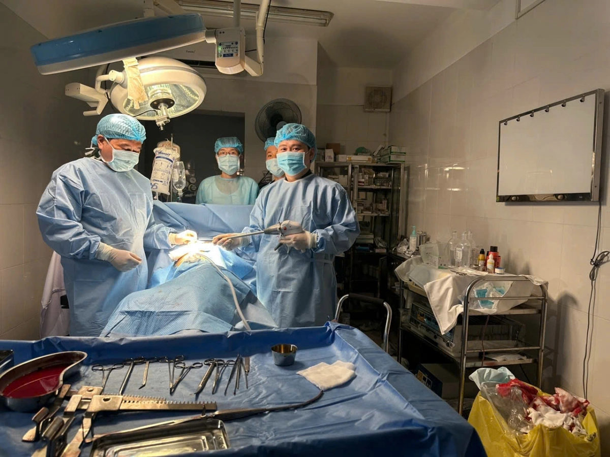 Tổ phẫu thuật, gây mê hồi sức phối hợp tổ cấp cứu đường không của Bệnh viện Quân y 175 thực hiện phẫu thuật mở lồng ngực trong điều kiện thiếu thốn cứu sống nam bệnh nhân bị tràn máu, tràn khí màng phổi (Ảnh: BV175)