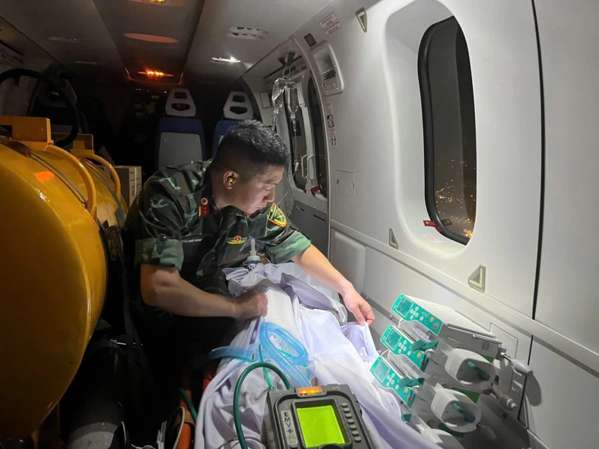 Bệnh nhân được vận chuyển bằng trực thăng về đất liền tiếp tục điều trị. (Ảnh: BV175)