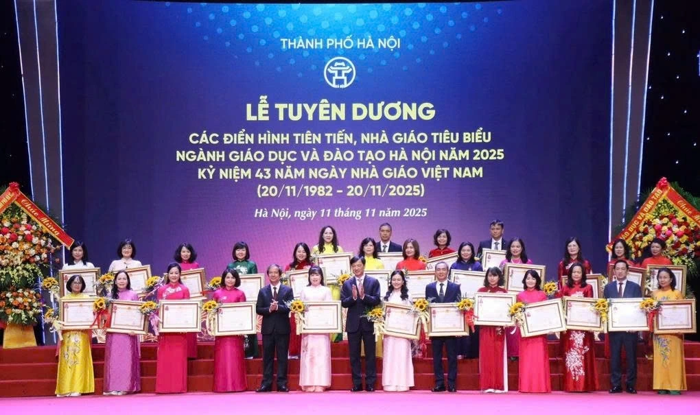 Bí thư Thành uỷ Hà Nội Nguyễn Duy Ngọc và Bộ trưởng Bộ GD&amp;ĐT Nguyễn Kim Sơn tặng bằng khen cho các tập thể, cá nhân tiêu biểu của ngành giáo dục thủ đô