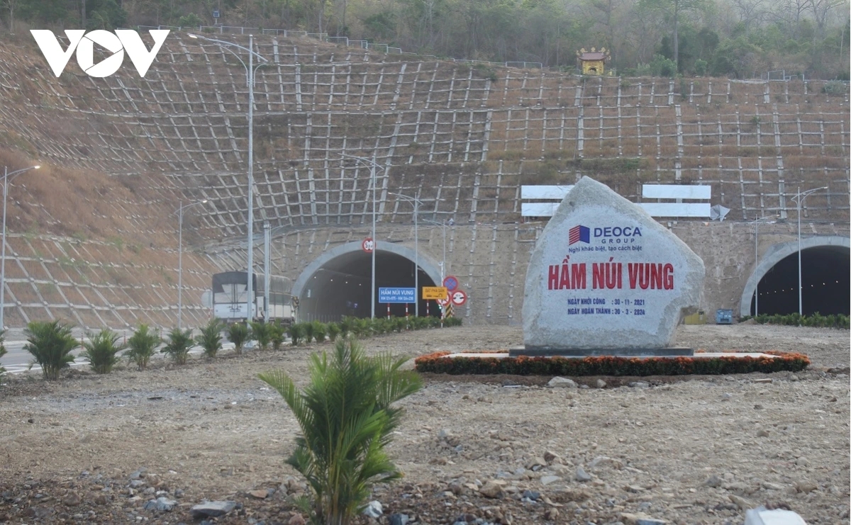 Công trình hầm Núi Vung được đầu tư hoàn thiện đảm bảo quy mô đường cao tốc cấp 100 với 6 làn xe.