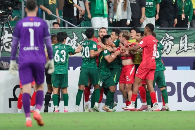 Players of Hanoi Police FC (red jerseys) and hosts Beijing Guoan get into a brawl on the pitch on September 18 (Photo: BEIJING SHOOTING/tuoitre.vn)