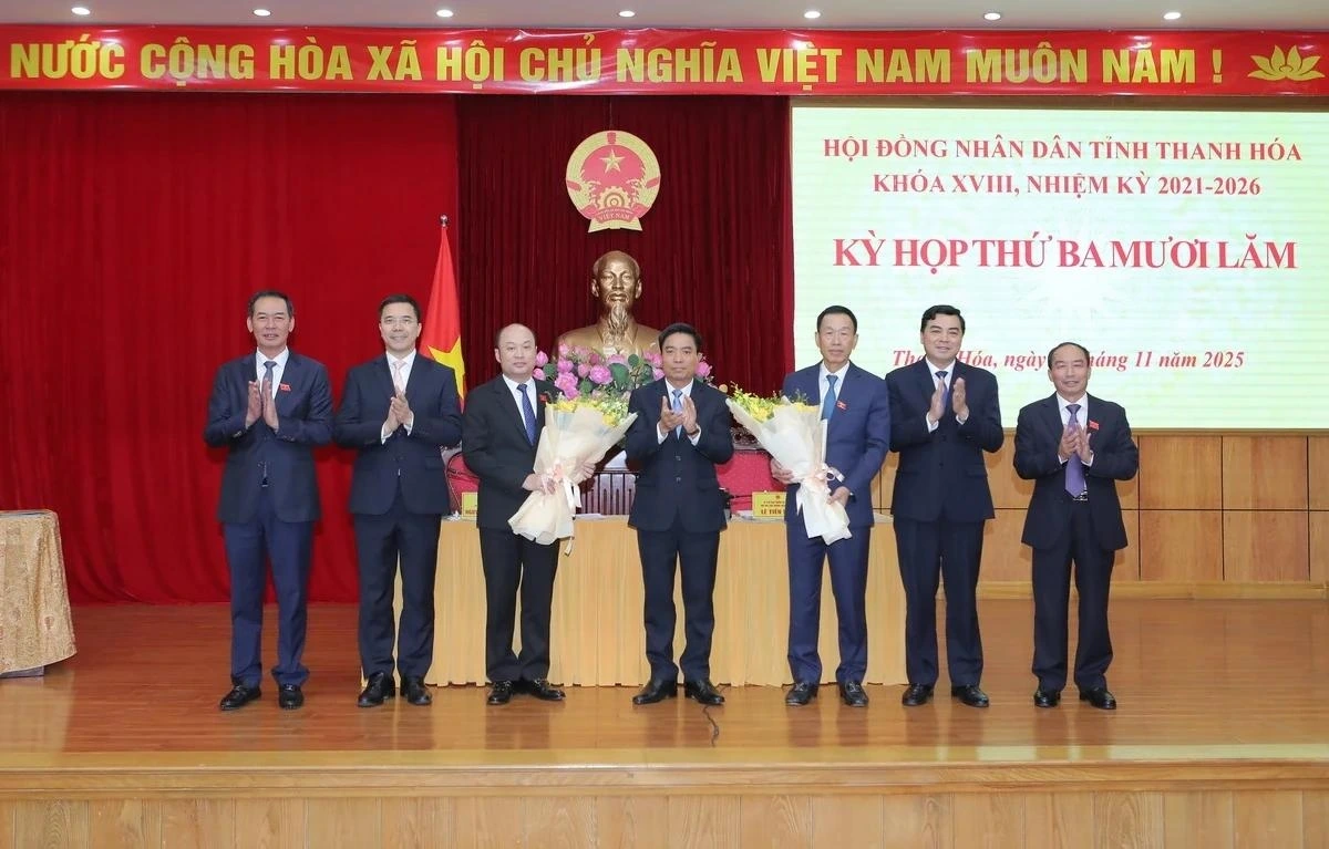 Bí thư Tỉnh ủy Nguyễn Doãn Anh và các đồng chí Phó Bí thư Tỉnh ủy, Phó Chủ tịch Thường trực HĐND tỉnh tặng hoa chúc mừng ông Lê Quang Hùng và ông Cao Văn Cường vừa được HĐND tỉnh bầu giữ chức Phó Chủ tịch UBND tỉnh, nhiệm kỳ 2021-2026.