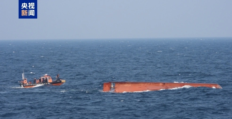 Hình ảnh hiện trường vụ lật tàu cá ngày 9/11 trên CCTV.