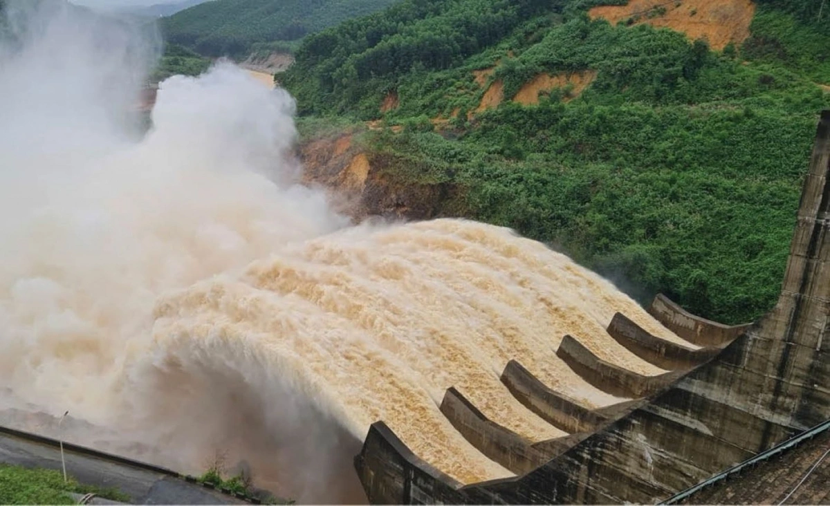 Hồ thủy điện Bình Điền ở thượng nguồn sông Hương điều tiết qua tràn và tuabin