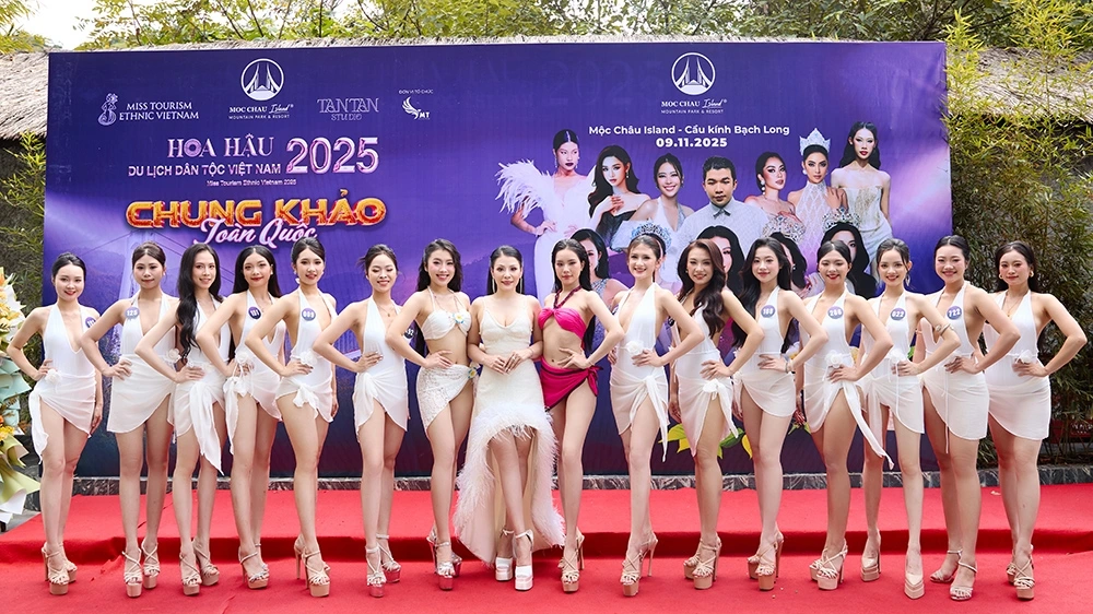 Ở phần trình diễn thời trang bikini của NTK Phong Nguyễn, các thí sinh khoe vẻ đẹp hiện đại, rạng rỡ giữa thiên nhiên hùng vĩ.