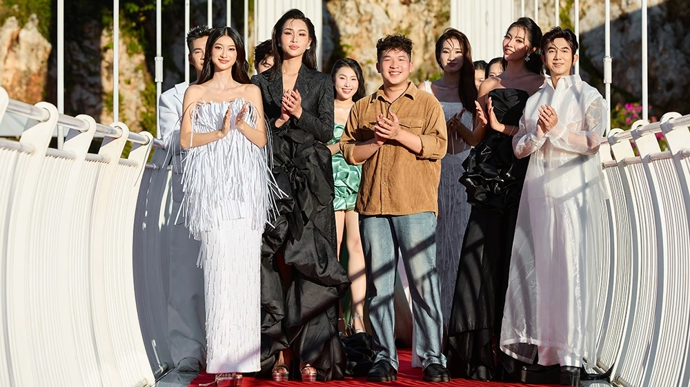 Cảm giác chênh vênh, hồi hộp khi bước trên mặt kính trong vắt khiến không ít người thót tim, sợ hãi, mất cân bằng, thậm chí run chân, run tay. Chính vì thế, việc tổ chức chung khảo tài năng trên cầu kính không chỉ là thử thách bản lĩnh dành cho thí sinh, mà còn tạo nên điểm nhấn độc đáo, mới lạ và hấp dẫn cho cuộc thi, đồng thời góp phần quảng bá mạnh mẽ sản phẩm du lịch cầu kính đặc sắc của Mộc Châu.