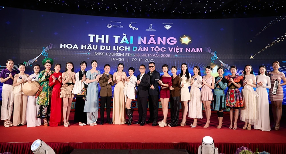 Trên cầu kính Bạch Long - cây cầu kính dài nhất thế giới, giữa đại ngàn xanh mướt, trong không gian khoáng đạt của núi rừng, các thí sinh Vòng Chung khảo tài năng Hoa hậu Du lịch Dân tộc Việt Nam 2025 lần lượt trải qua ba phần trình diễn: bikini, thời trang dạ hội và trang phục lấy cảm hứng từ vẻ đẹp văn hóa dân tộc.