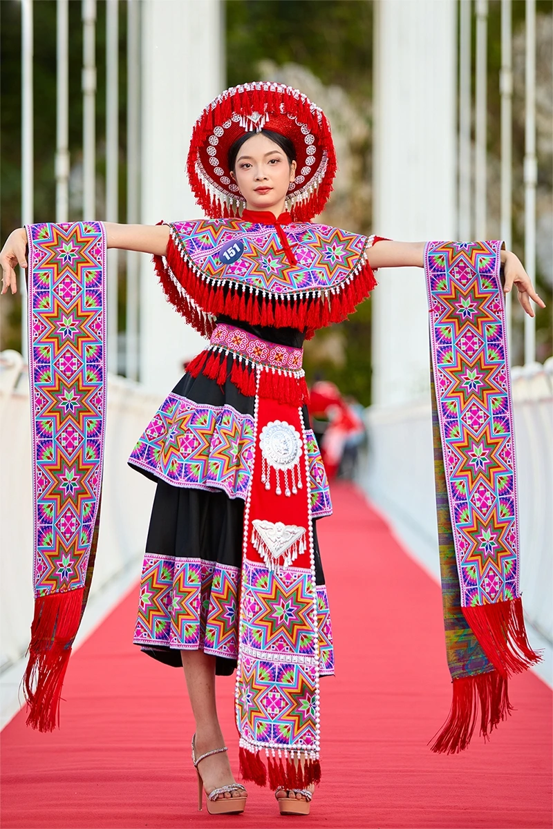 Khán giả không chỉ chiêm ngưỡng vẻ đẹp của thí sinh mà còn cảm nhận rõ sự phong phú, đa dạng của văn hóa dân tộc Việt Nam.