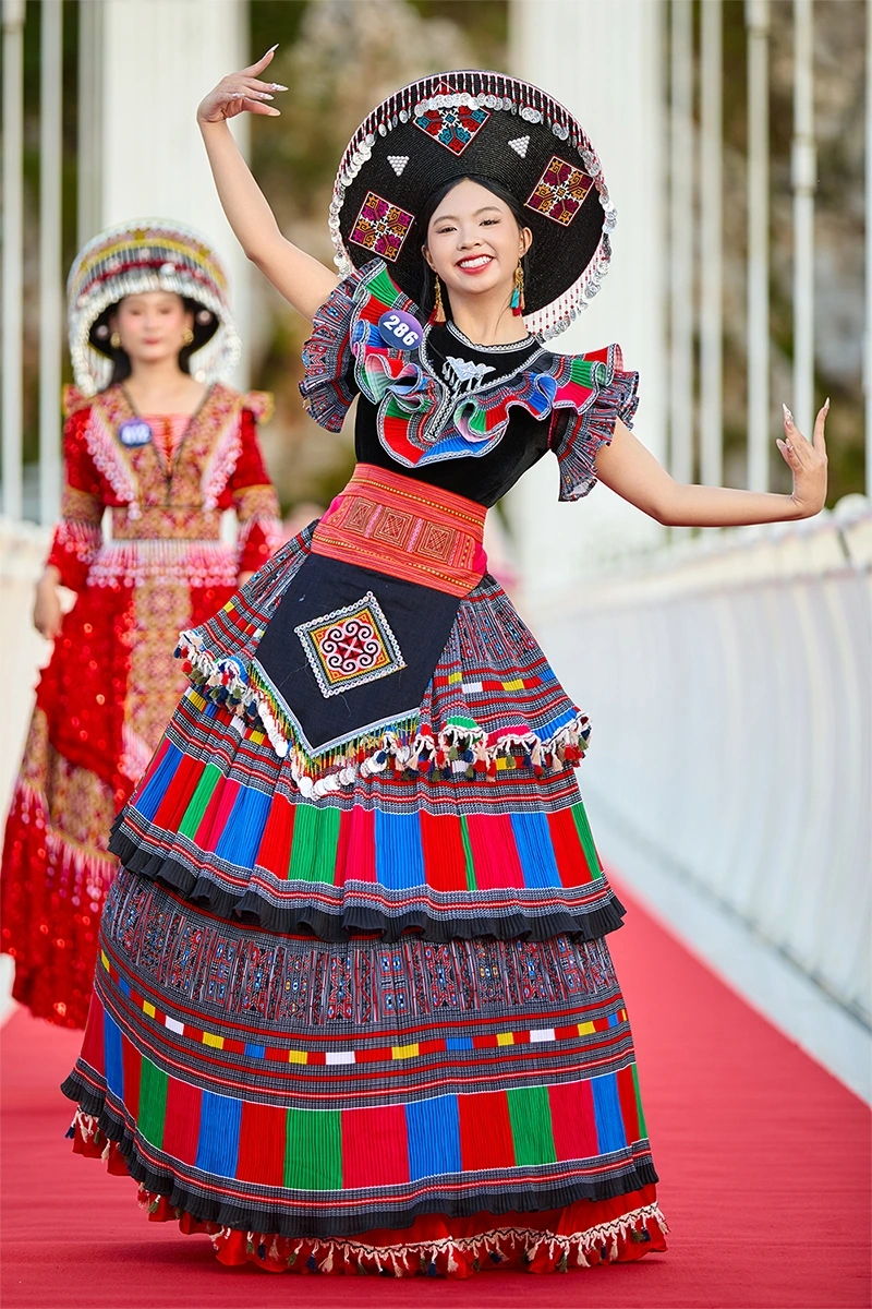 Từng bộ trang phục được trình diễn là sự kết hợp tinh tế giữa họa tiết thổ cẩm, sắc màu truyền thống và phong cách hiện đại, tôn vinh nét duyên dáng, thanh lịch và đậm đà bản sắc Việt.