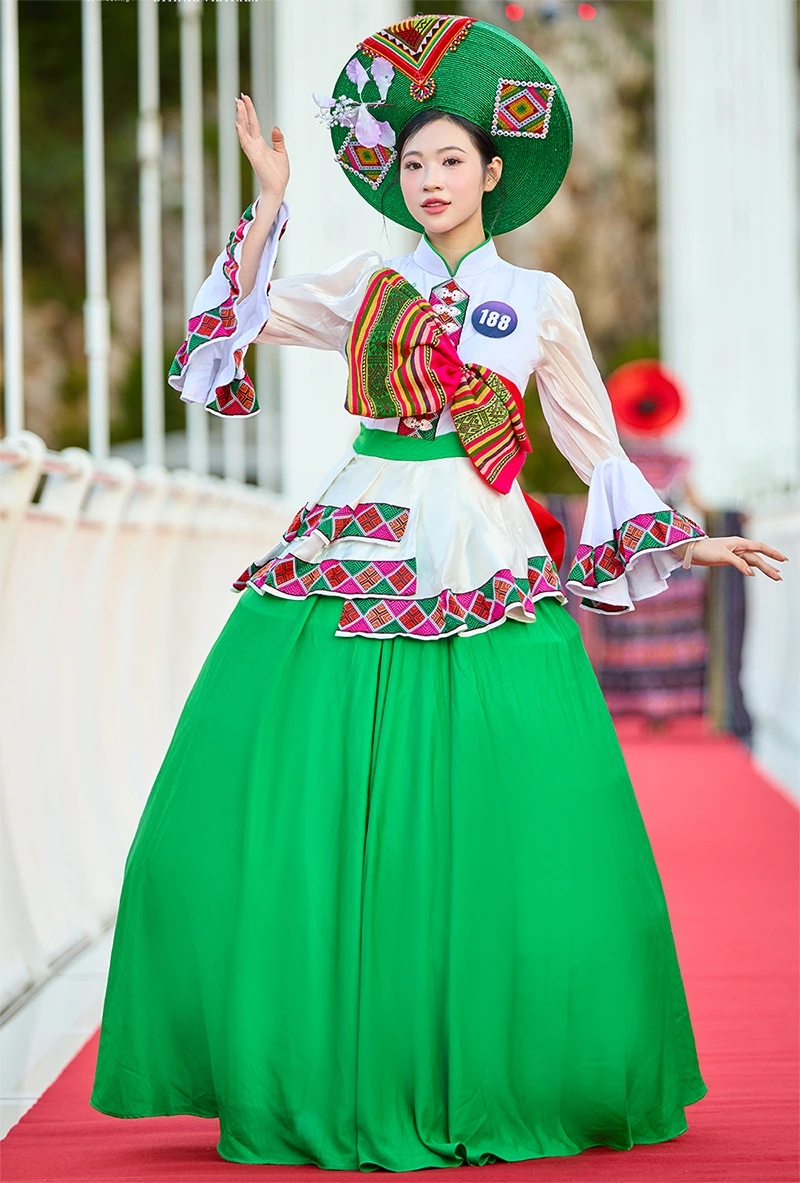 Phần trình diễn thời trang lấy cảm hứng từ vẻ đẹp văn hóa các dân tộc Việt Nam của NTK Lệ Quân, thương hiệu Mỷ Sơn Cước, do các thí sinh Hoa hậu du lịch dân tộc Việt Nam thể hiện mang đến cho khán giả nhiều cảm xúc đặc biệt.