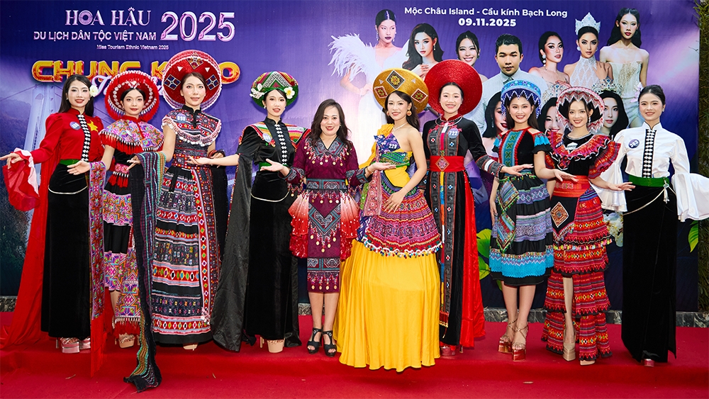 Vòng chung khảo tài năng cuộc thi Hoa hậu Du lịch Dân tộc Việt Nam 2025 gây bất ngờ và để lại ấn tượng mạnh mẽ khi được tổ chức ngay trên cầu kính Bạch Long - một trong những cây cầu kính nổi tiếng bậc nhất Việt Nam. Phần trình diễn thời trang này mang đến “cảm xúc mạnh” bởi mặt cầu bằng kính trong suốt cho phép nhìn thấu vực sâu và cảnh quan bên dưới, tạo nên ảo giác độ cao đặc trưng.