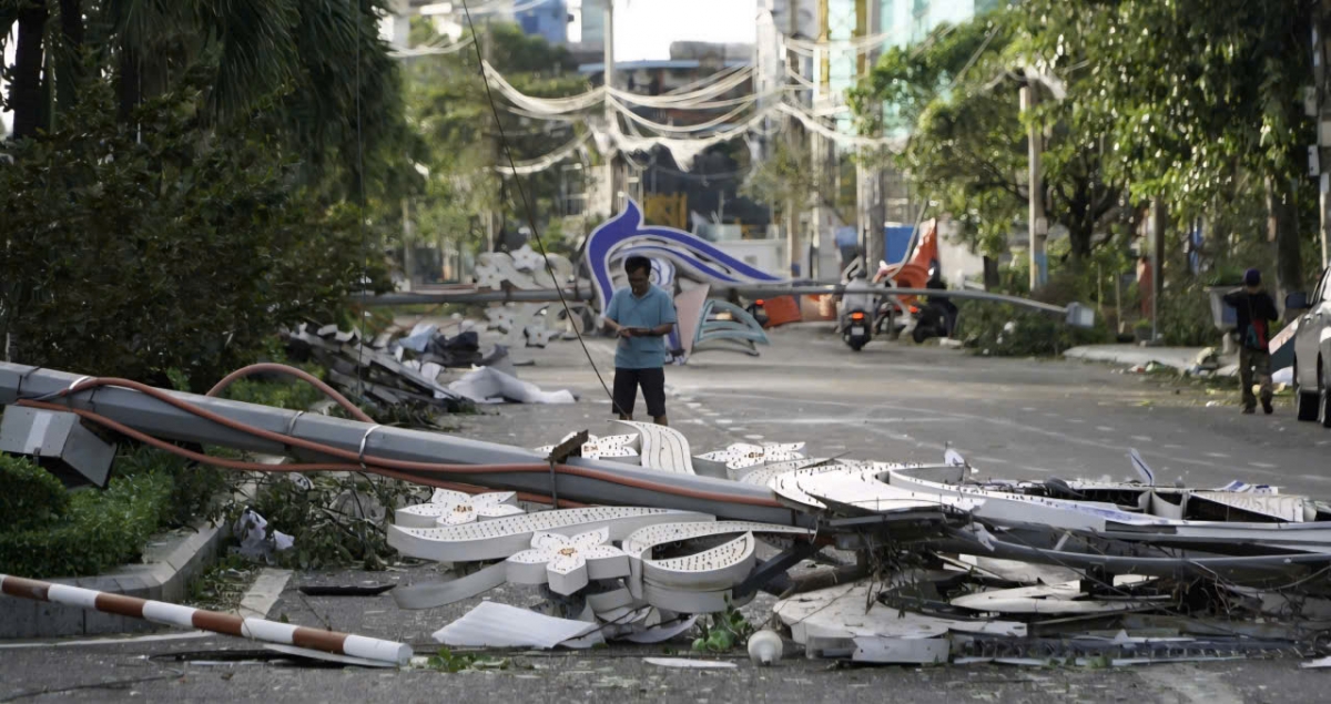 Cổng chào đổ sập