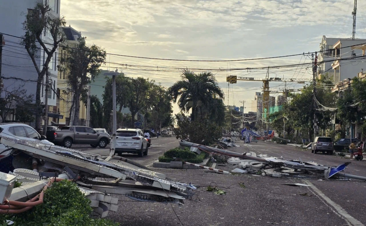 Bảng biển, pano hư hỏng nặng