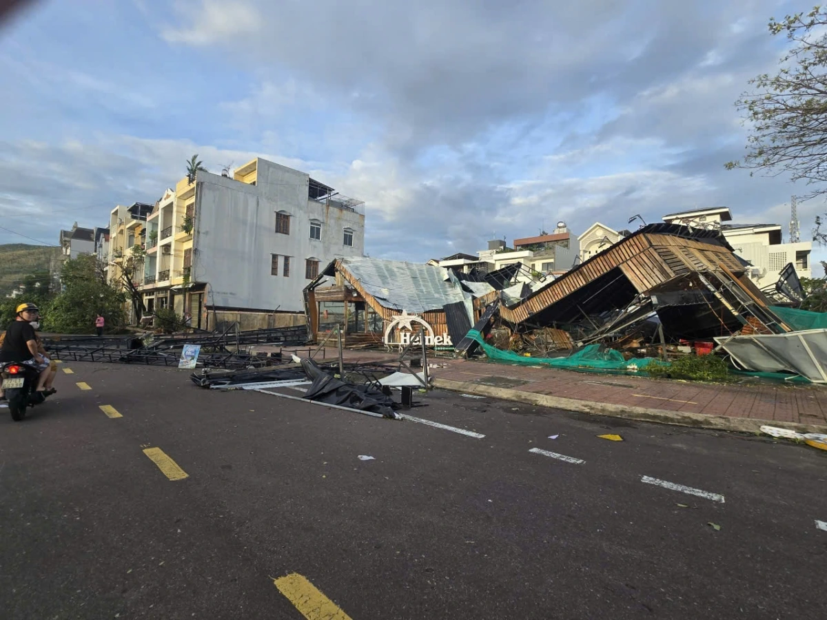 Quán ăn tại phường Quy Nhơn Nam bị gãy đổ