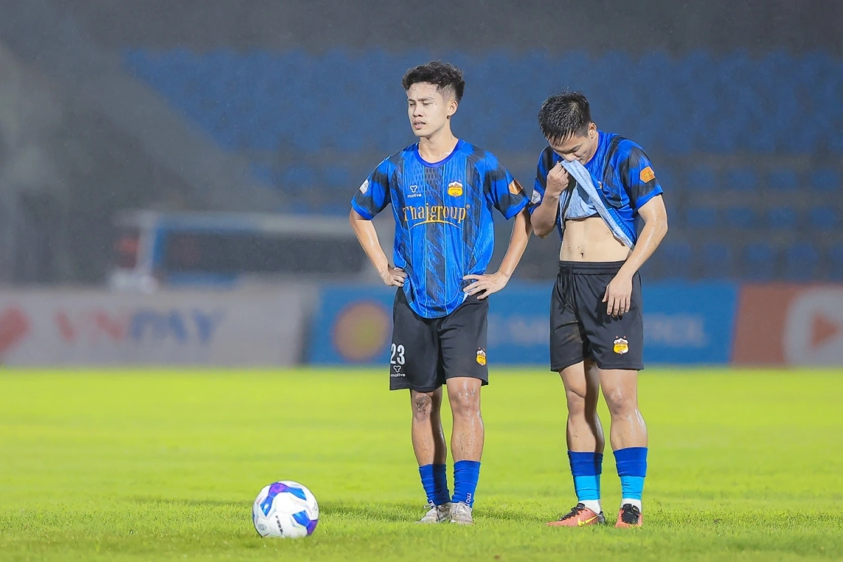 Hoàng Vĩnh Nguyên (số 23) bị treo giò ở vòng 11 (Ảnh: VPF).