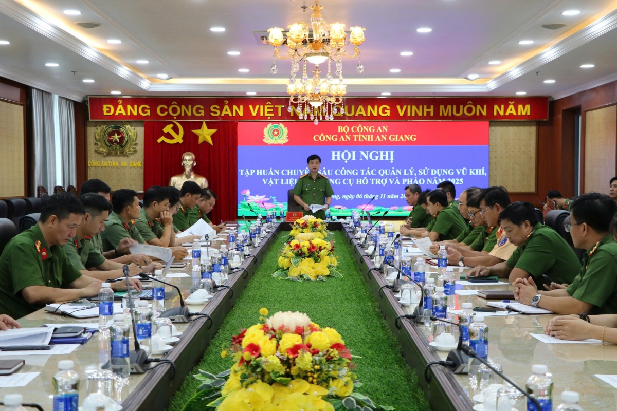 Hội nghị tập huấn chuyên sâu công tác quản lý, sử dụng vũ khí, vật liệu nổ, công cụ hỗ trợ và pháo. (Ảnh: Tiến Dũng)