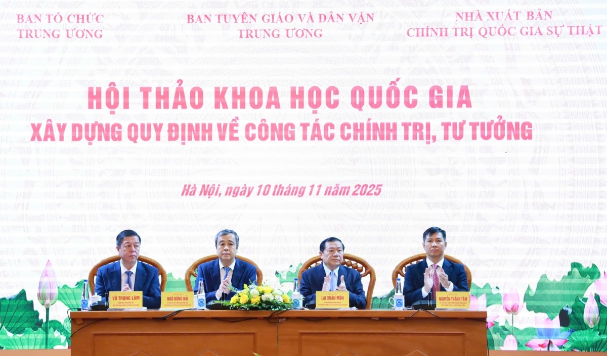 Các đại biểu chủ trì hội thảo.
