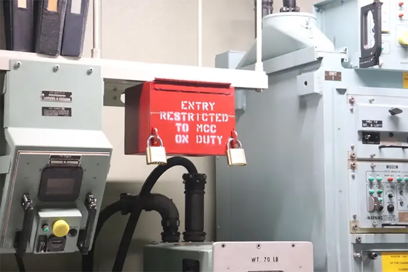 Hộp sắt chứa “Mệnh lệnh Chiến tranh Khẩn cấp”. Ảnh: Business Insider