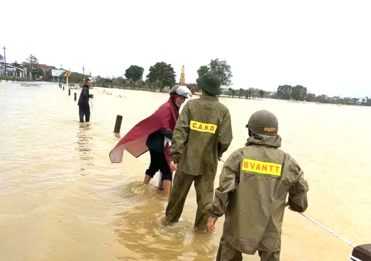 Lực lượng chức năng giăng dây tại khu vực ngập sâu, nước chảy siết (Ảnh: CA phường Kim Trà)