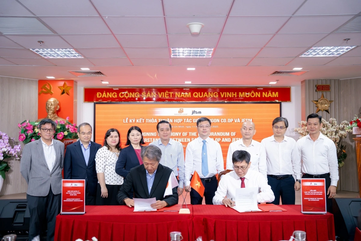 Đại diện JFSM và Saigon Coop ký kết thỏa thuận hợp tác