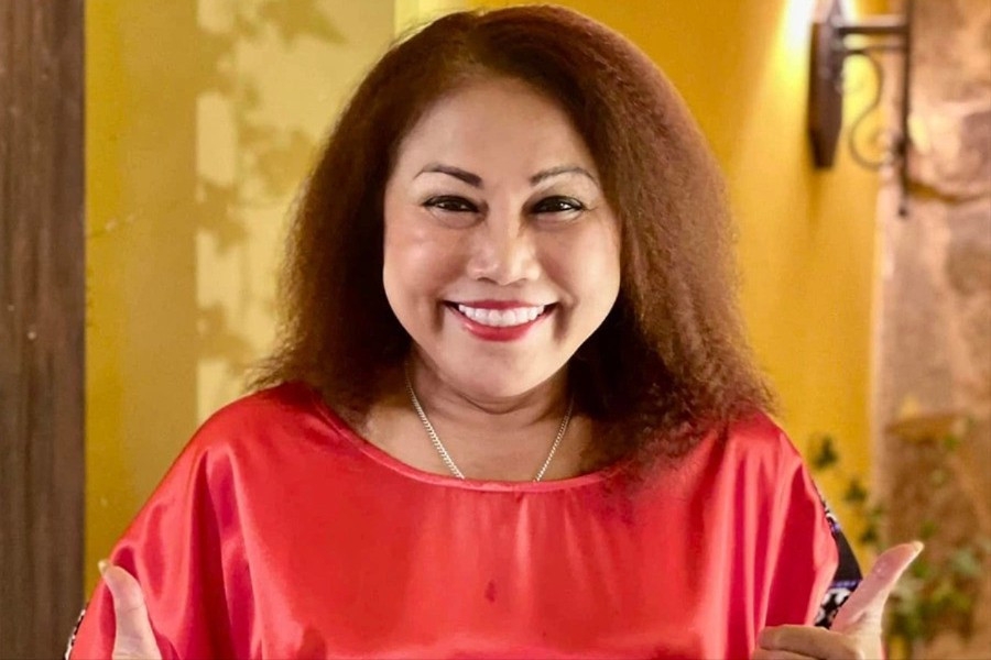 Sao Việt 3/11: Ca sĩ Siu Black chia sẻ vẫn mệt sau xuất viện, đang ăn theo thực đơn do chồng chuẩn bị. Theo kế hoạch, sau khi xuất viện, Siu Black sẽ trở về nhà bồi bổ sức khỏe khoảng 1 tháng. Chị dự định trở lại ca hát vào đầu tháng 12. Trước đó, chị nhập viện với dấu hiệu suy hô hấp cấp trên nền viêm phổi, tràn dịch đa màng, suy tim, thiếu máu cục bộ. Bên cạnh đó, ca sĩ còn có bệnh nền tiểu đường.