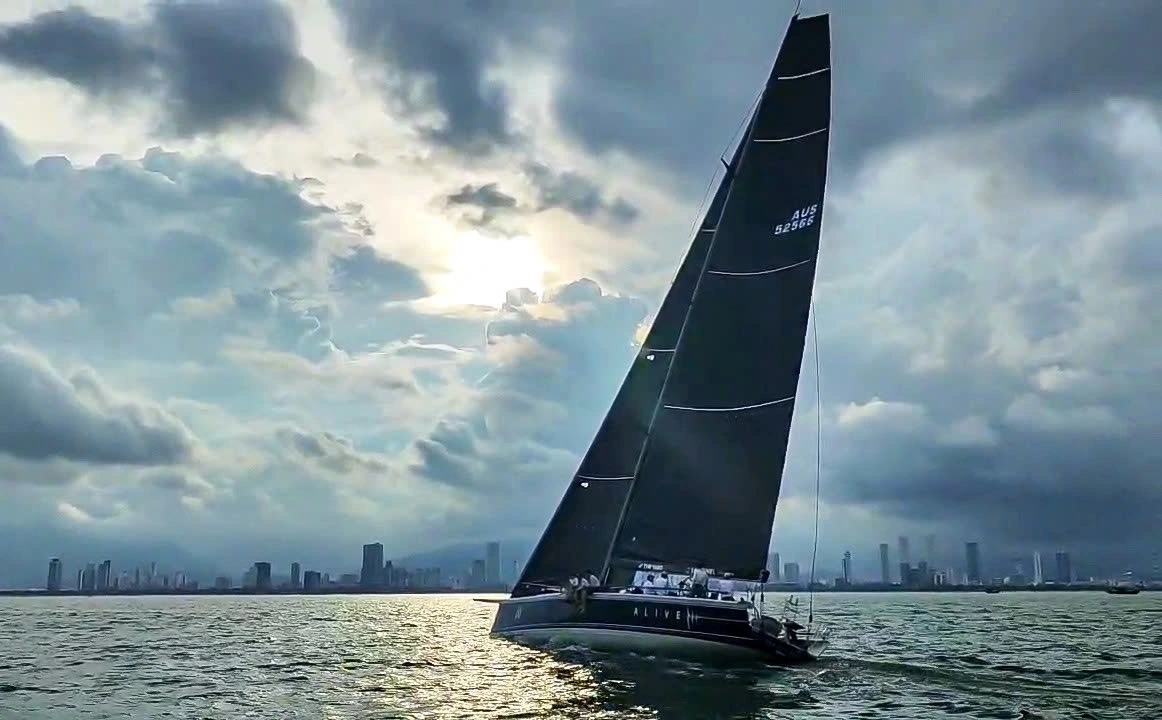 Thuyền buồm Alive (treo cờ Australia) dẫn đầu đoàn thuyền buồm quốc tế đến khu vực vịnh Nha Trang. Nguồn: Ana Marina 