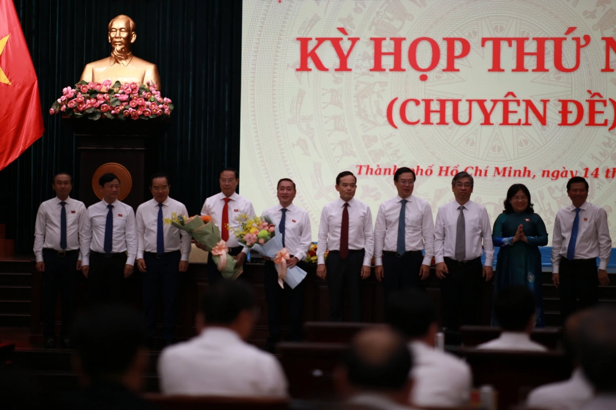 Các đại biểu chúc mừng ông Nguyễn Văn Thọ và Phạm Thành Kiên nhận nhiệm vụ mới (ảnh: Hà Khánh)